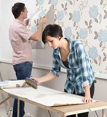 quét hồ lên giấy dán tường